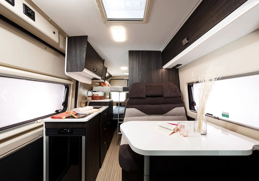 alquiler-autocaravanas-jaen-comedor-camper