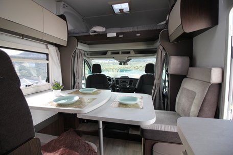 alquiler-autocaravanas-jaen-comedor-capuchina