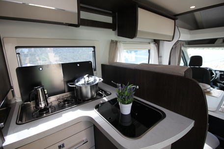 alquiler-autocaravanas-jaen-cocina-perfilada