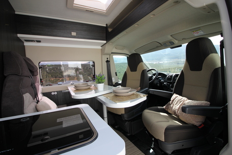 alquiler-autocaravanas-jaen-comedor-camper